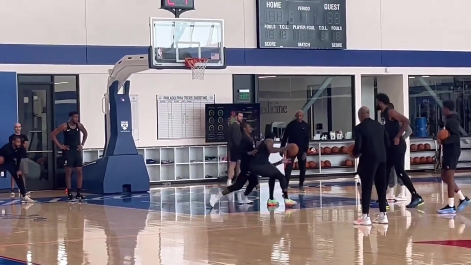 后生可畏啊76人队内单挑乔治被马克西顶防大帽