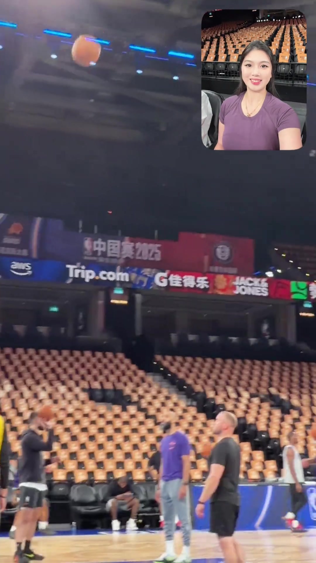 必须得给布克上上强度国产卡戴珊肘姐卡戴珊来看布克打球了