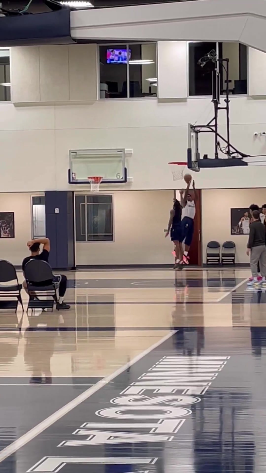 越来越像那个谁华子练习不下球直接转身跳投命中率还可以