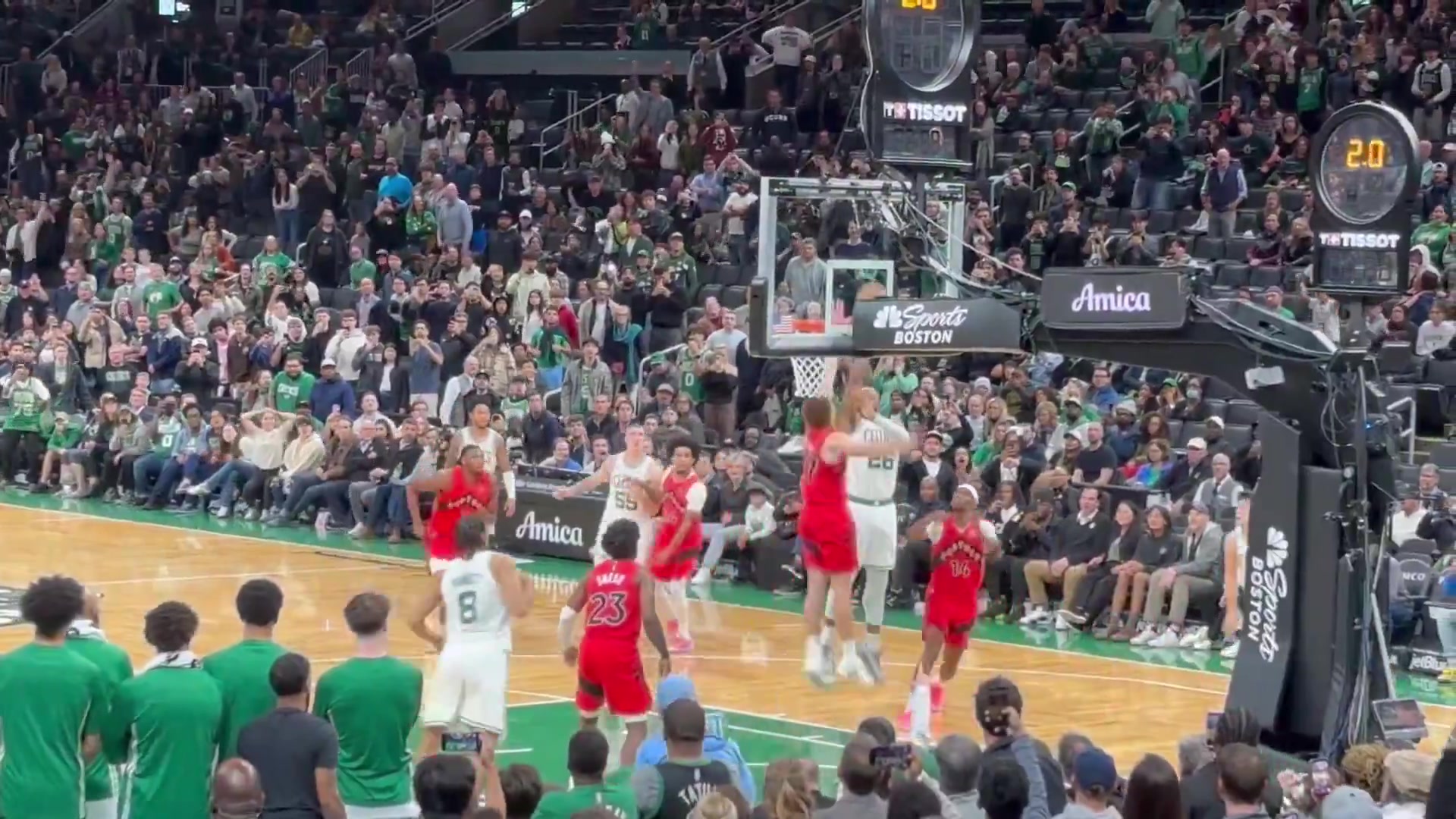 季前赛这么刺激的绿军中锋蒂尔曼抛投绝杀猛龙主场燃炸了