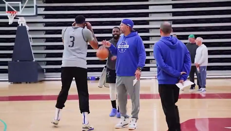 伤没好悠着点吧欧文训练时想和浓眉单挑被基德及时制止