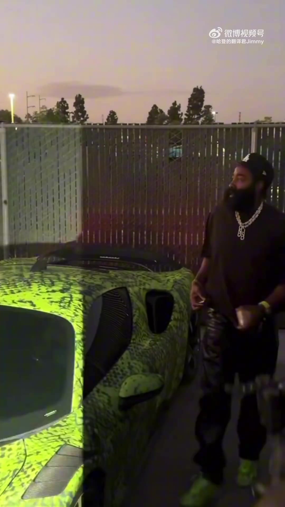 好潮啊前段时间哈登出席纪录片发布会 这一身够时尚不