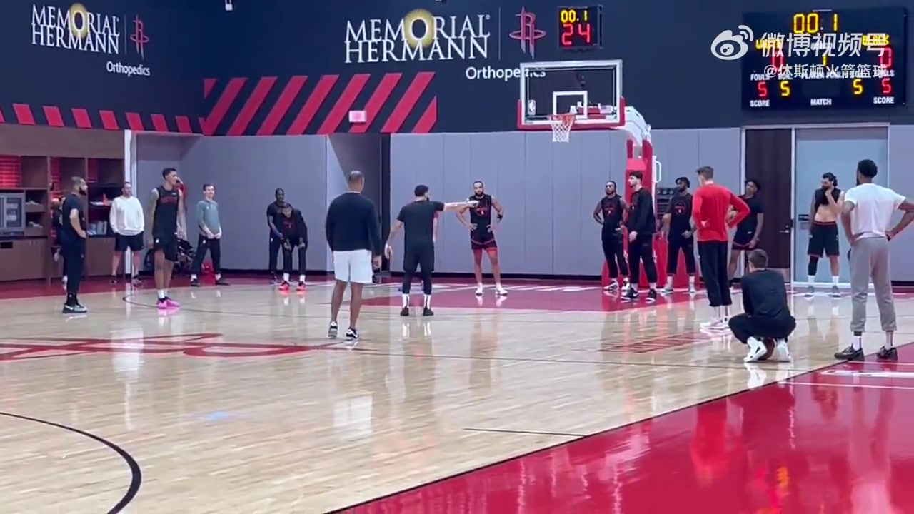 范乔丹在火箭队内训练