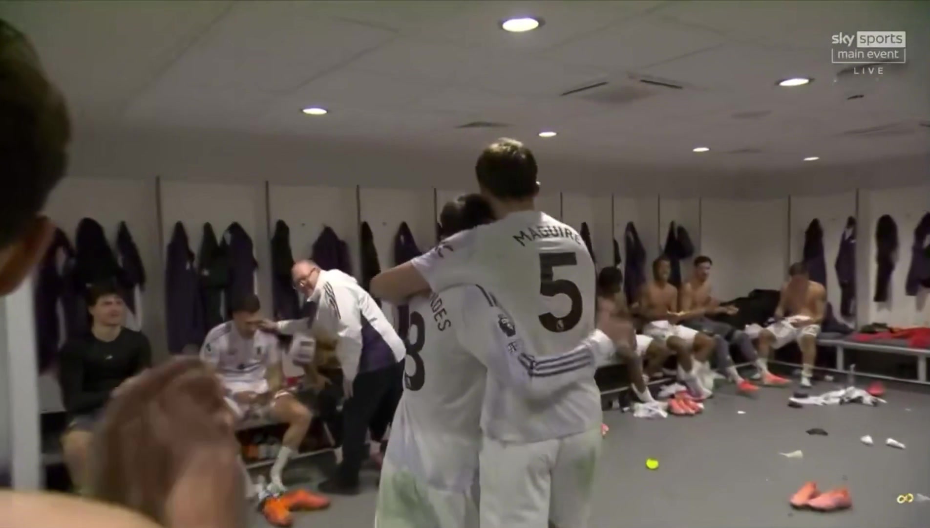 取胜功臣马奎尔接受采访后回到更衣室队友拍头鼓掌欢迎