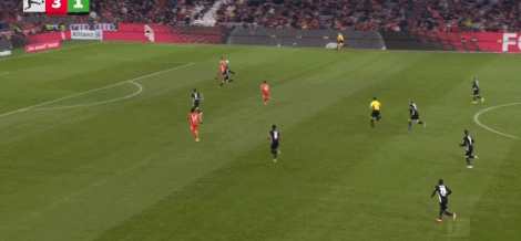 第53分钟，奥利塞过人后传球，延茨自摆乌龙，拜仁4-1狼堡