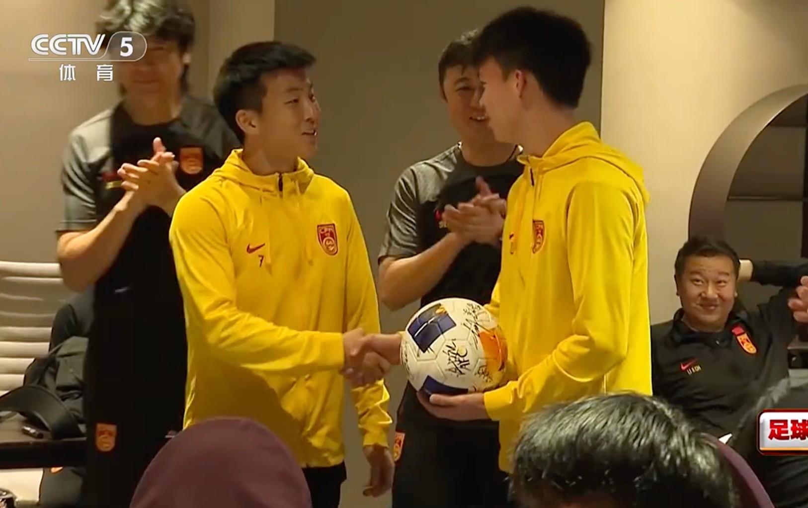 陶强龙在上届U23亚洲杯向王钰栋赠球，寄语他这届带队出线